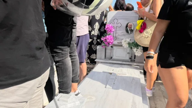 Αλγεινές εικόνες στο Γ’ Νεκροταφείο Αθηνών για την ταφή του Γιώργου Μαζωνάκη: Πατούσαν πάνω σε τάφους για μία φωτογραφία – Ντροπιαστικές στιγμές στο κοιμητήριο