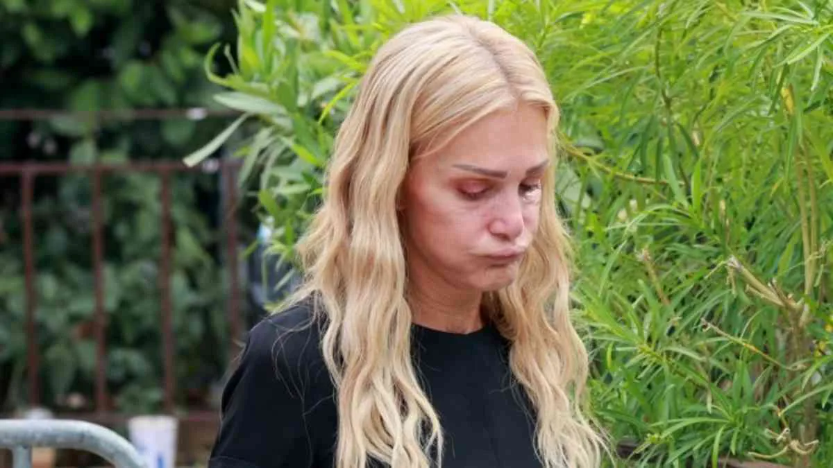 H Νατάσσα Θεοδωρίδου σε άσχημη ψυχολογική κατάσταση στην κηδεία του Μαζωνάκη