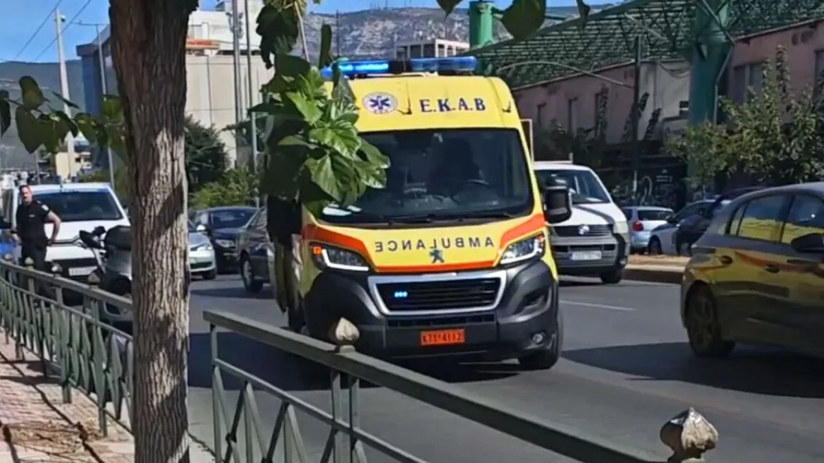 Σοκαριστικό τροχαίο στη Λεωφόρο Αλεξάνδρας: Μηχανή παρέσυρε οικογένεια με παιδί