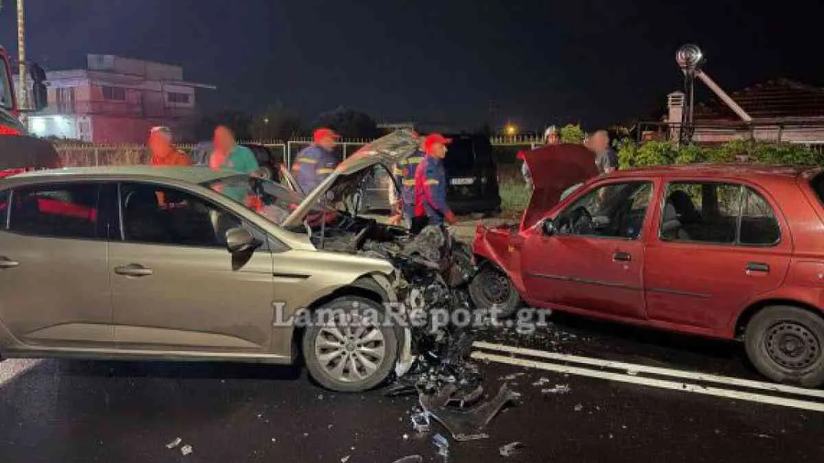 Σφοδρό τροχαίο στη Λαμία – Δύο άτομα στο νοσοκομείο μετά από μετωπική σύγκρουση (Εικόνες & Βίντεο)