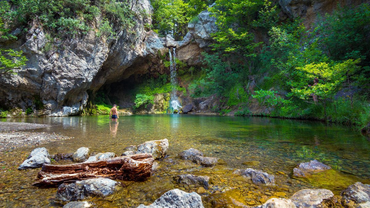 Ο καταρράκτης της Εύβοιας που μοιάζει βγαλμένος από παραμύθι