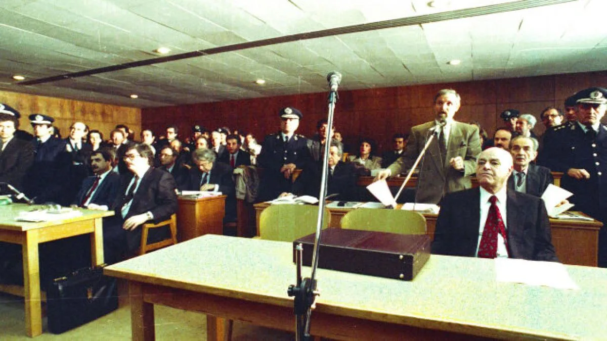 Σαν σήμερα: Ο Μένιος Κουτσόγιωργας οδηγείται στις φυλακές για το σκάνδαλο Κοσκωτά