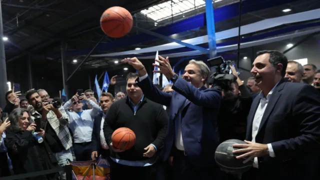 «Έβαλα 4 στα 4»: Ο Μητσοτάκης έπαιξε μπάσκετ και είχε ευστοχία 100% για τις εκλογές το 2027