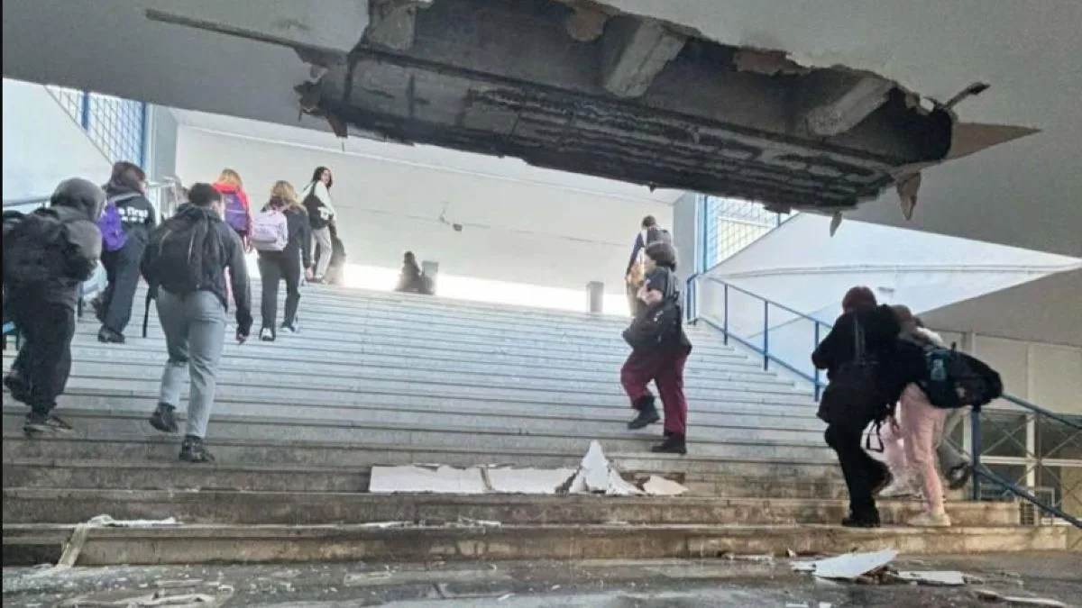 Συναγερμός σε λύκειο στο Νέο Ηράκλειο – Κατέρρευσε τμήμα της οροφής