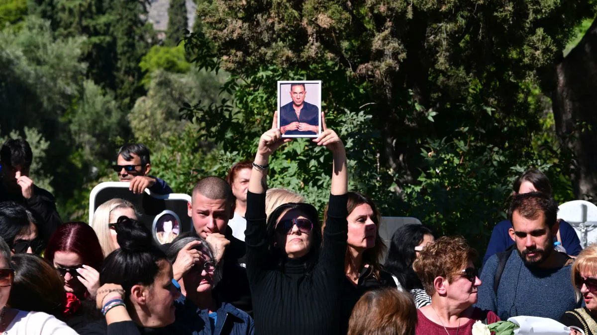 «Ανήκω σε μένα» και ένα λευκό περιστέρι: Η συγκινητική στιγμή στο τρισάγιο του Γιώργου Μαζωνάκη στη Νίκαια που “λύγισε” τους πάντες