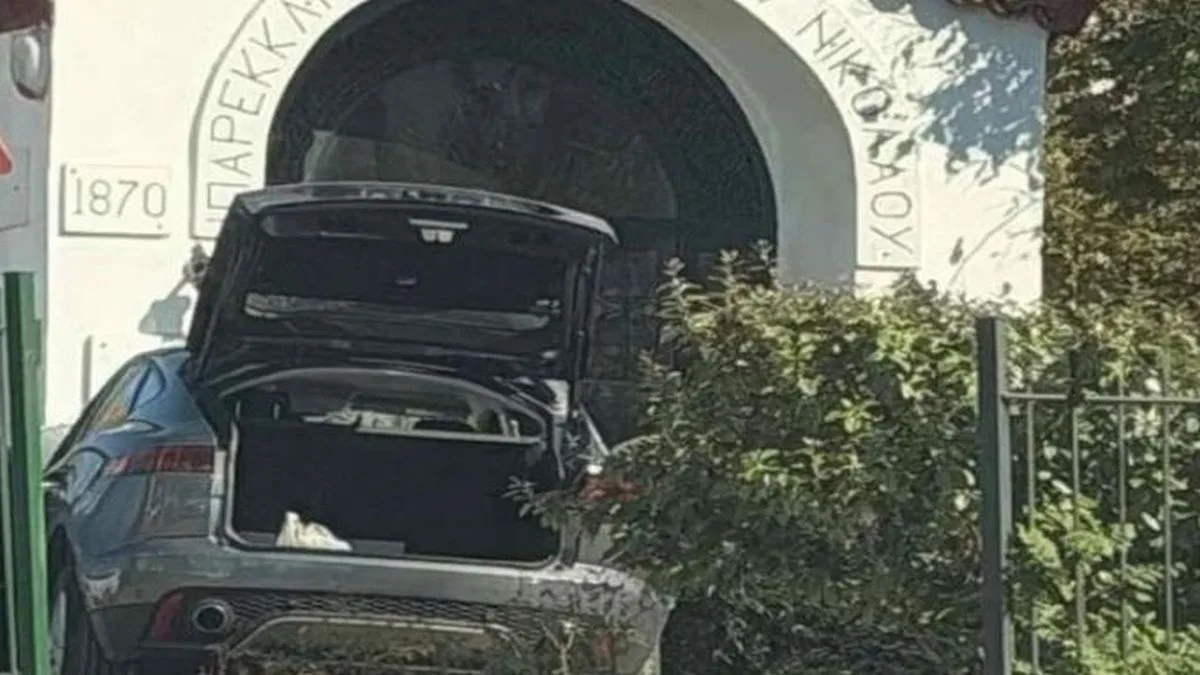 Απίστευτο τροχαίο στη Γλυφάδα: Ηλικιωμένος «μπούκαρε» με το αυτοκίνητο μέσα σε  εκκλησία στη Γλυφάδα