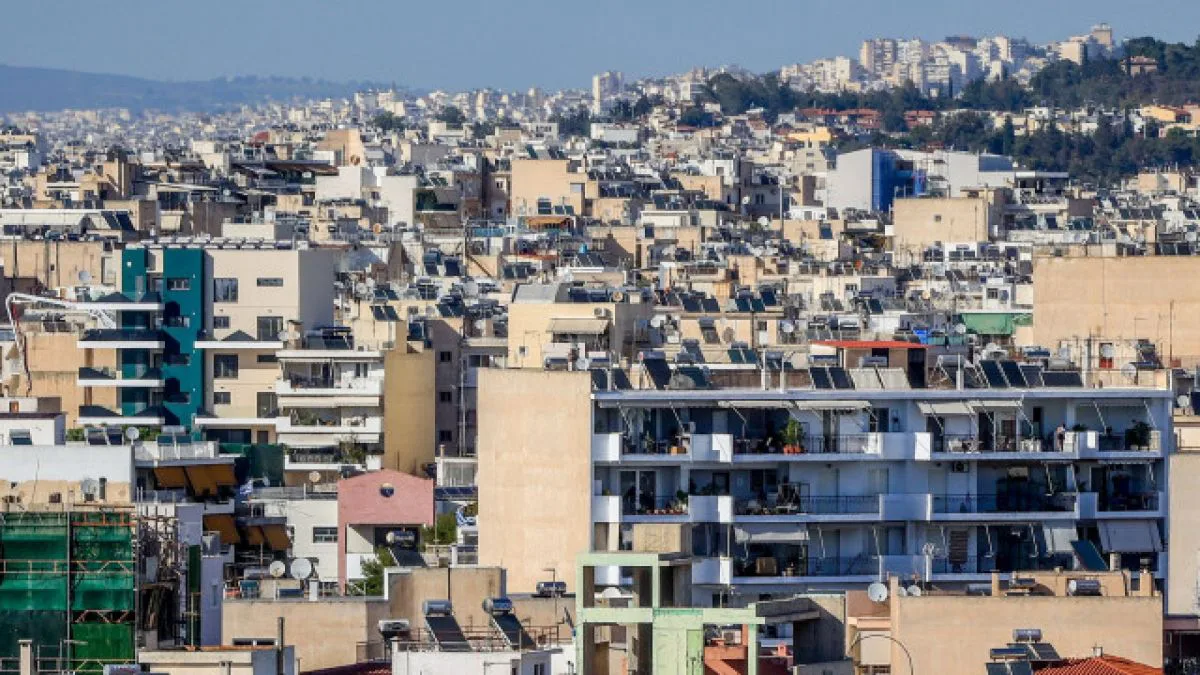 Σπίτια υπάρχουν, αλλά μένουν κλειστά: Το παράδοξο της ελληνικής στεγαστικής κρίσης