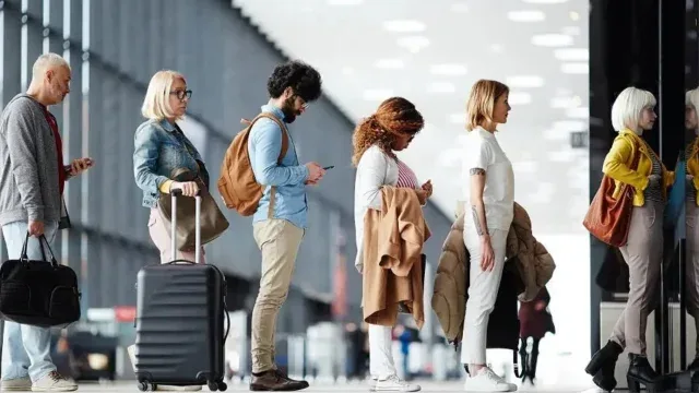 «Κλαίνε» οι αεροπορικές: Νέοι κανόνες της ΕΕ για τις χειραποσκευές από το 2027 – Τι θα παίρνουμε δωρεάν