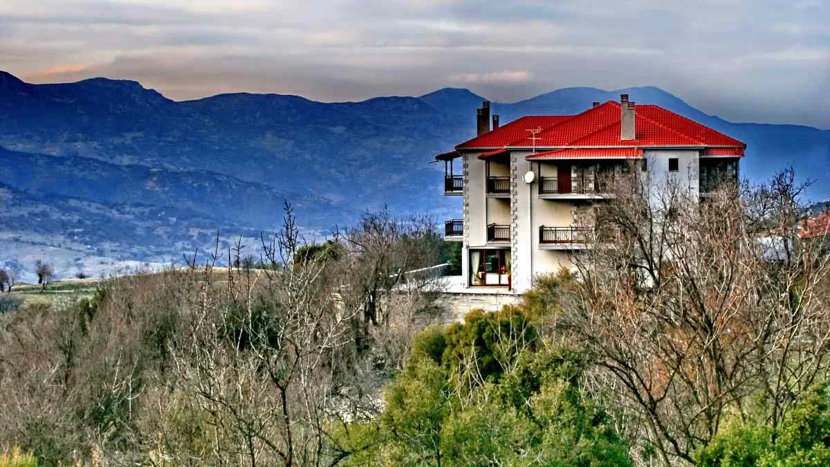 Aiora Suites στη Βυτίνα: Ο ξενώνας με τζάκι και πανοραμική θέα στο Μαίναλο