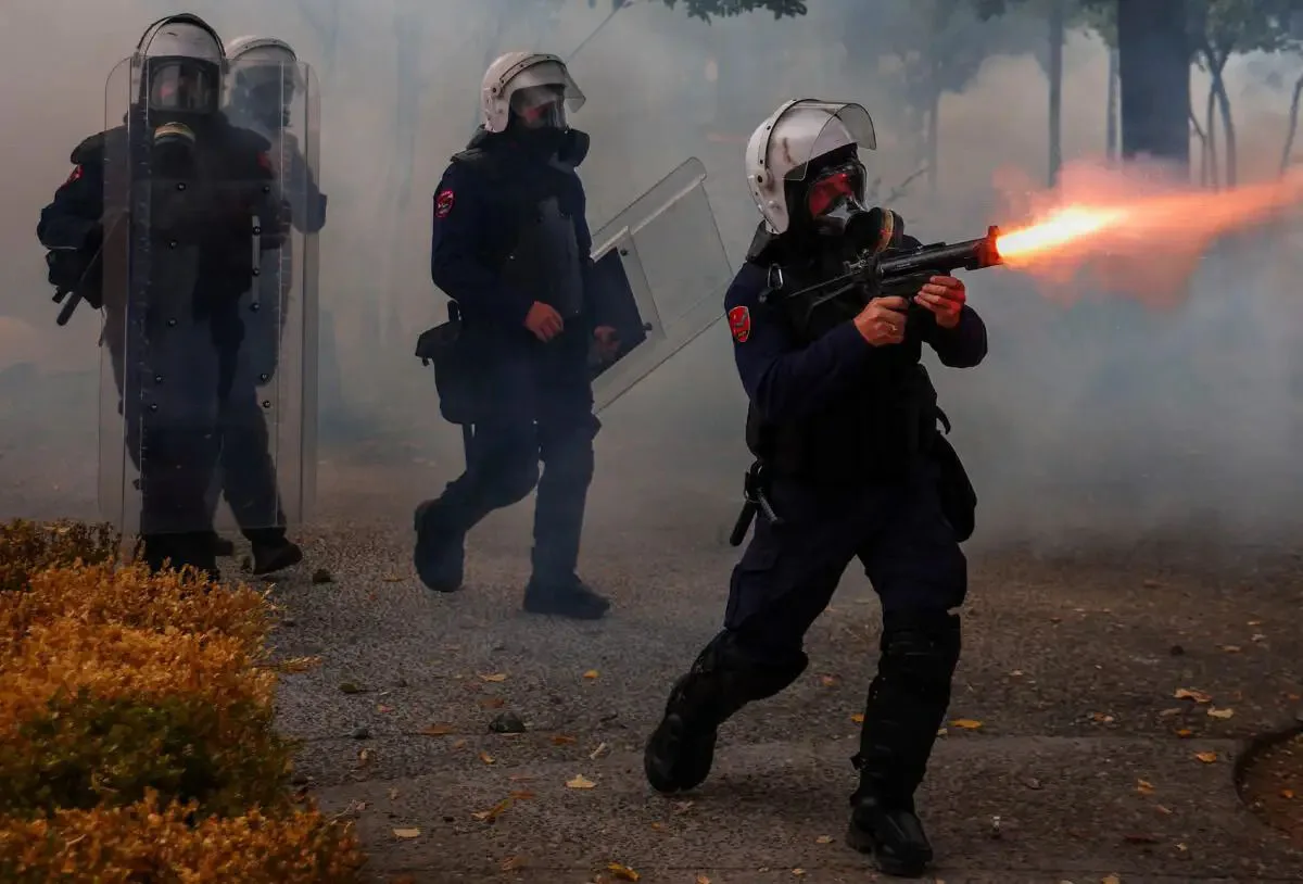 Εκτός ελέγχου η ένταση στην Αλβανία: Δακρυγόνα, φωτιές και τραυματίες έξω από κυβερνητικά κτίρια
