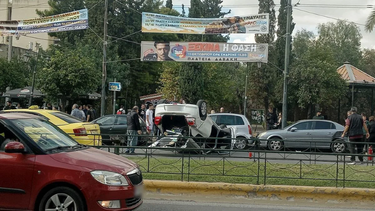 Καλλιθέα: ΙΧ έπεσε πάνω σε σταθμευμένα αυτοκίνητα και αναποδογύρισε