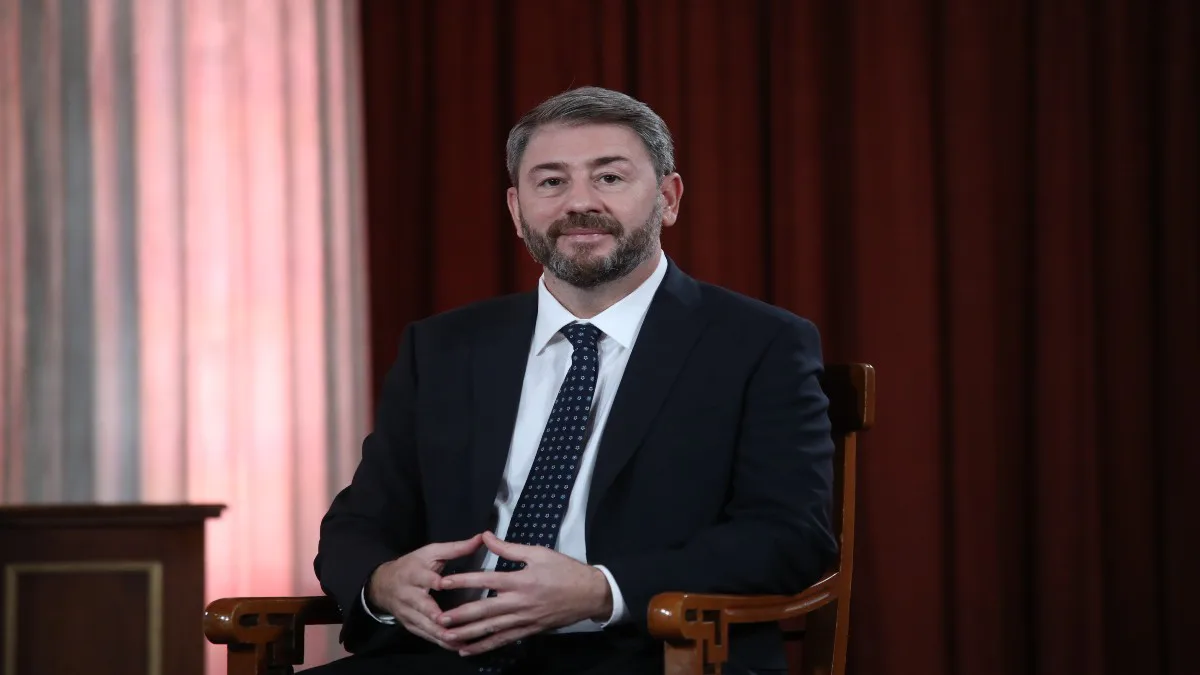 Διμέτωπη επίθεση από το ΠΑΣΟΚ: ΝΔ και Τσίπρας στο στόχαστρο της Χαριλάου Τρικούπη