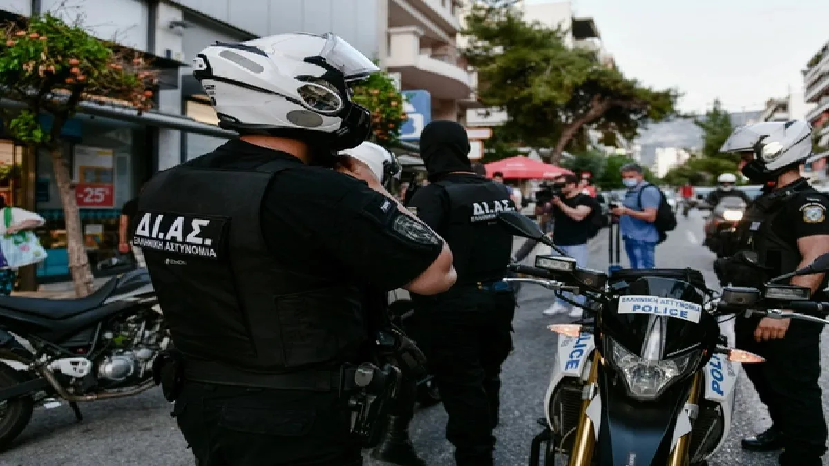Ιερά Οδός: Καβγάς οδηγών κατέληξε σε απειλή με τσεκούρι και ζημιές σε ΙΧ