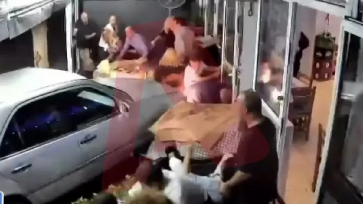 Θεσσαλονίκη: Η στιγμή που μεθυσμένος οδηγός μπαίνει με το ΙΧ μέσα σε γεμάτο ουζερί (ΒΙΝΤΕΟ)