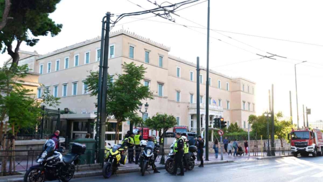 Βουλή: Τηλεφώνημα για βόμβα – Έρευνες από το ΤΕΕΜ και ειδικά εκπαιδευμένα σκυλιά