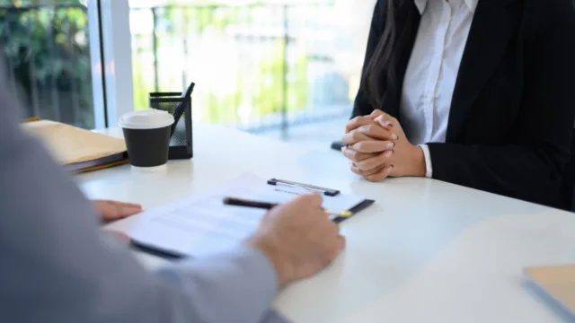 Αλλάζουν όλα στις προσλήψεις από 1 Νοεμβρίου: Τέλος η μυστικότητα στους μισθούς – Τι απαγορεύεται να ρωτούν οι εργοδότες