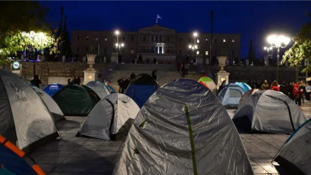 Σύνταγμα: Φοιτητές «κατασκήνωσαν» στη βροχή για τα ενοίκια-φωτιά των 600 ευρώ – «Έχει φτάσει στο απροχώρητο!»