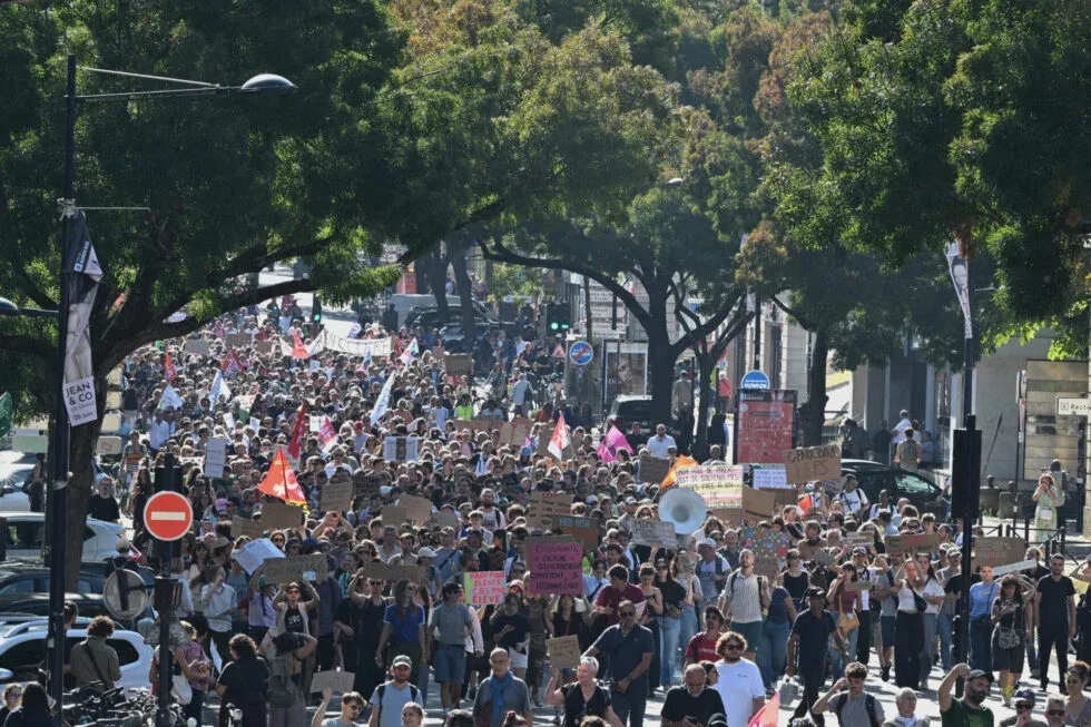Συγκλονιστικό βίντεο: Δήμαρχος στη Γαλλία έγινε «ασπίδα» για τους μαθητές από τα δακρυγόνα στις διαδηλώσεις – «Σταματήσε, σταματήστε»