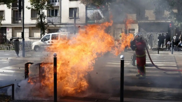 Τραγωδία στη Γαλλία: 15χρονος μαθητής ακρωτηριάστηκε από χειροβομβίδα κρότου-λάμψης σε διαδήλωση