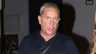 Γιώργος Μαζωνάκης: Ανθοδέσμες έξω από το σπίτι του στα Λουτρά – Η εικόνα έναν μήνα μετά (Εικόνες)