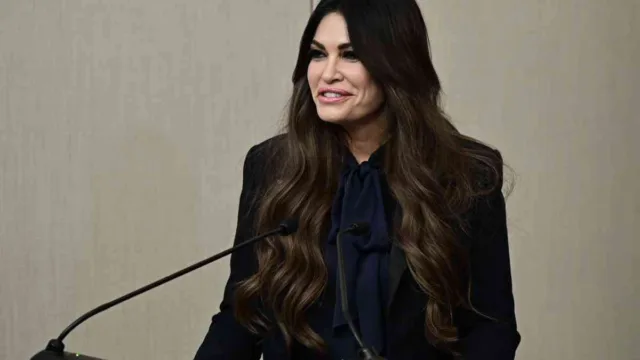 Κίμπερλι Γκίλφοϊλ: Φουντώνουν τα σενάρια απομάκρυνσης – Τι συμβαίνει με τον Λευκό Οίκο