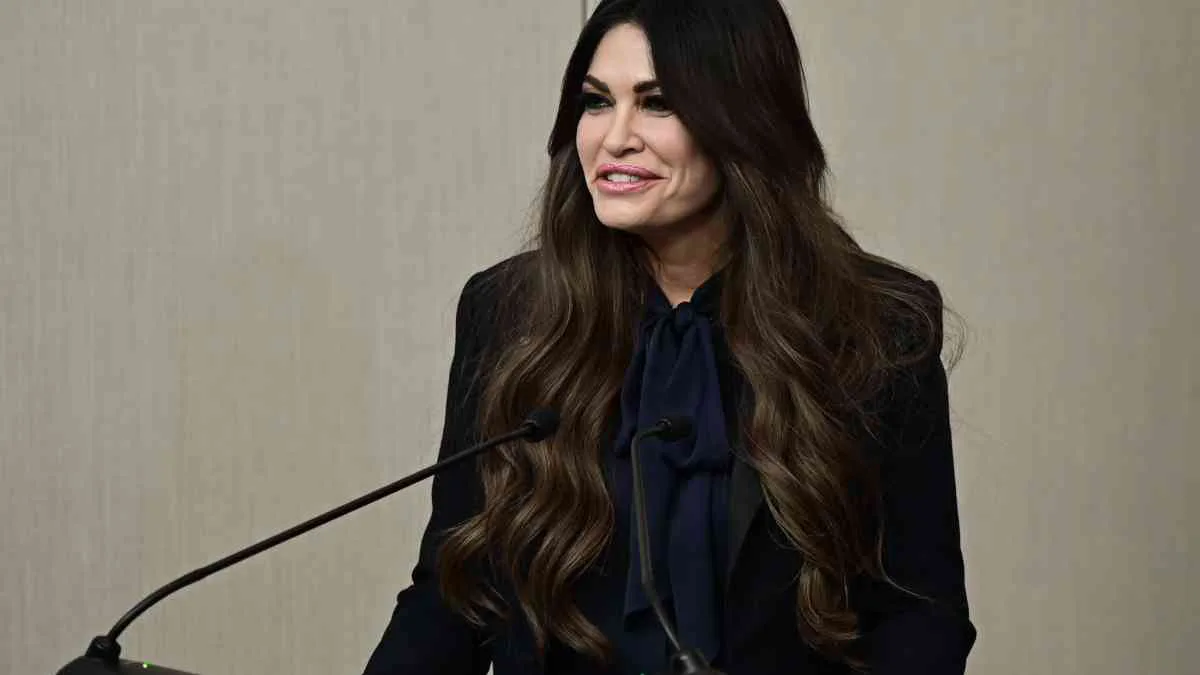 Κίμπερλι Γκίλφοϊλ: Φουντώνουν τα σενάρια απομάκρυνσης – Τι συμβαίνει με τον Λευκό Οίκο