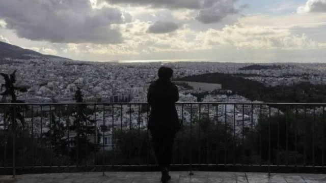 Καιρός 10/10: Υψηλές θερμοκρασίες, σύννεφα και τοπικές βροχές – Η πρόγνωση των Σούζη, Μάλεση