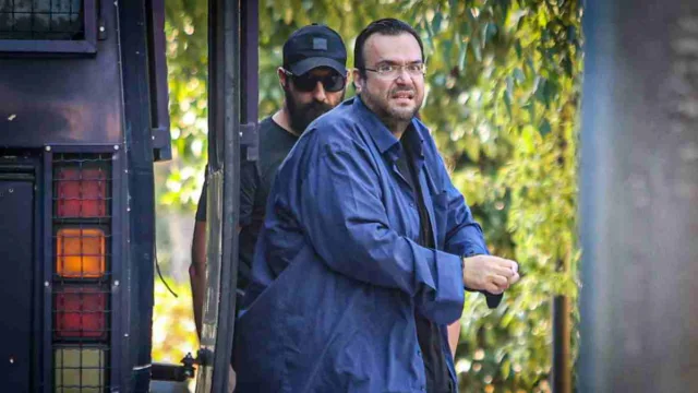 Αιχμές του πεθερού Καμπούρη: «Ποιος να υποθέσω ότι την έμπλεξε εκτός από τον άνδρα της;»