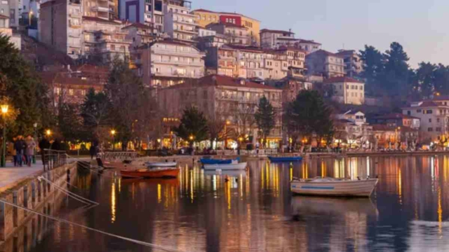 Καστοριά: 5 εμπειρίες που πρέπει να ζήσετε στην πανέμορφη πόλη της λίμνης