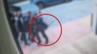 Αδιανόητες εικόνες στη Θεσσαλονίκη: Αστυνομικός παράτησε το όπλο του κάτω για να τσακωθεί με πολίτη (VIDEO)