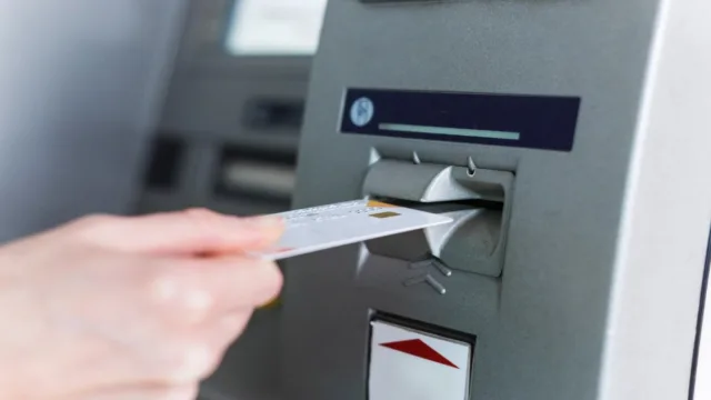 Απίστευτη απάτη στη Θεσσαλονίκη: 46χρονος έκλεψε τα κλειδιά από ηλικιωμένη -Της άρπαξε 175.000 ευρώ