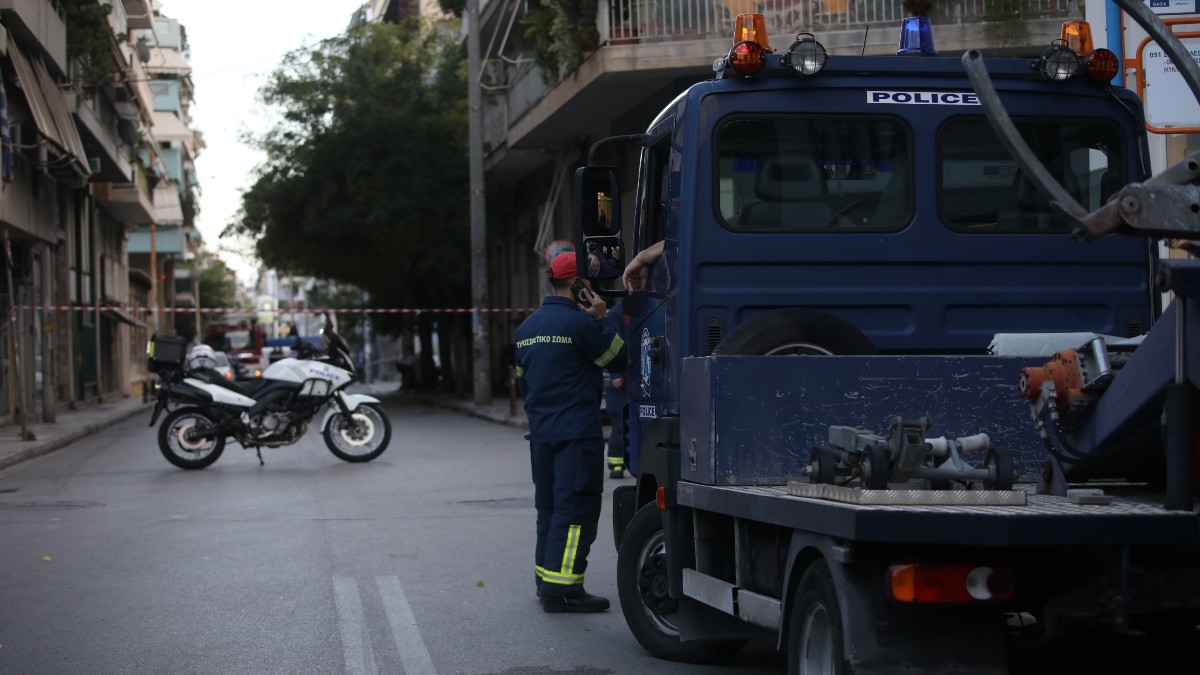 Μυστήριο στον Κολωνό: Ποιος άφησε τη σακούλα με τα ναρκωτικά και τον εκρηκτικό μηχανισμό – Στο χειρουργείο ο αστυνομικός