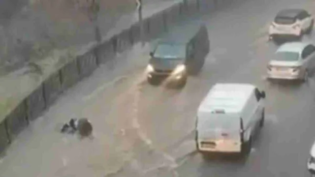 Η κακοκαιρία «χτυπά» την Κωνσταντινούπολη: Οι δρόμοι έγιναν χείμαρροι και παρέσυραν γυναίκα (Βίντεο)