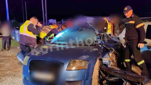 Τροχαίο στην Κόρινθο: ΙΧ ξήλωσε τρεις κολώνες φωτισμού – Δύο σοβαρά τραυματίες (Εικόνες & Βίντεο)