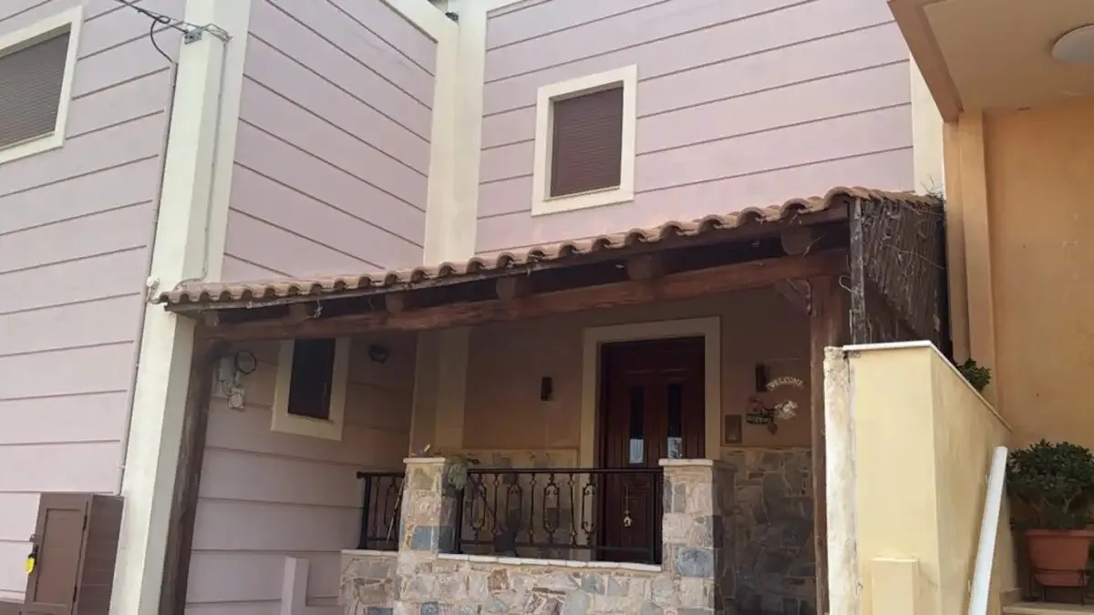 Λαύριο: Είχαν συλλάβει τον 32χρονο έναν μήνα πριν, η γυναίκα είχε panic button – Τι συνέβη με τα παιδιά που ήταν στο σπίτι