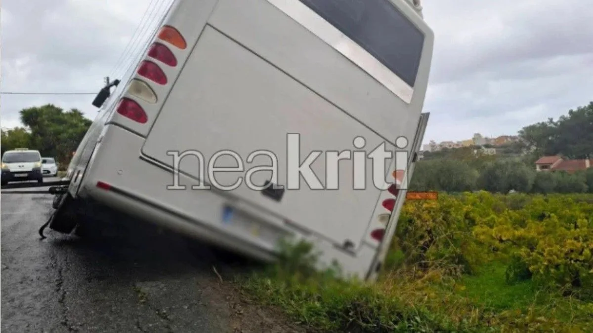 «Παρά τρίχα τραγωδία στο Ηράκλειο!»: Σχολικό λεωφορείο με μαθητές έγειρε σε στενό δρόμο