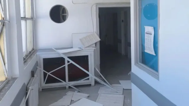 Σοβαρό περιστατικό στο νοσοκομείο της Λέρου: Κατέρρευσε ψευδοροφή και τραυματίστηκε ασθενής (VIDEO)