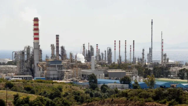 Motor Oil: Η ανακοίνωση μετά την ισχυρή έκρηξη – Ώρες αγωνίας για τους δύο διασωληνωμένους, 43 και 50 ετών