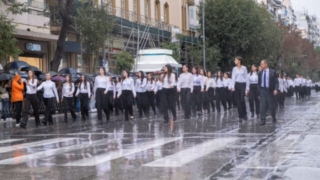 Καιρός 28/10: Επιδείνωση με έντονες βροχές και καταιγίδες – Που ακυρώνονται οι παρελάσεις