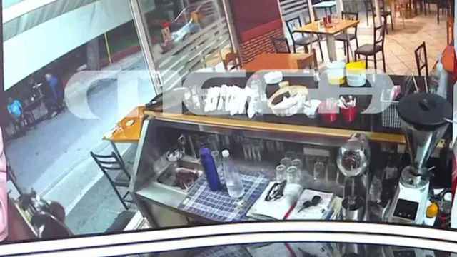 Περιστέρι: Καρέ από τη σύλληψη της 40χρονης για την απόπειρα δηλητηρίασης του πρώην συντρόφου της