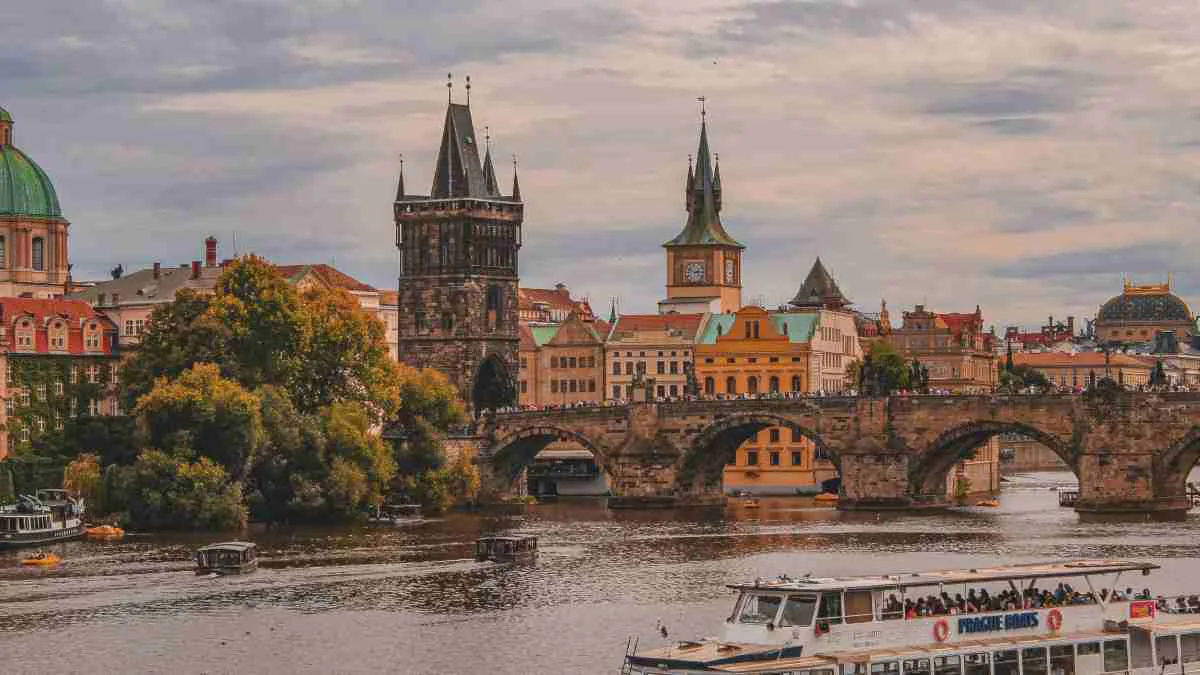 Πράγα: Η εποχή που η «Πόλη των Εκατό Πύργων» γίνεται ακόμα πιο μαγευτική