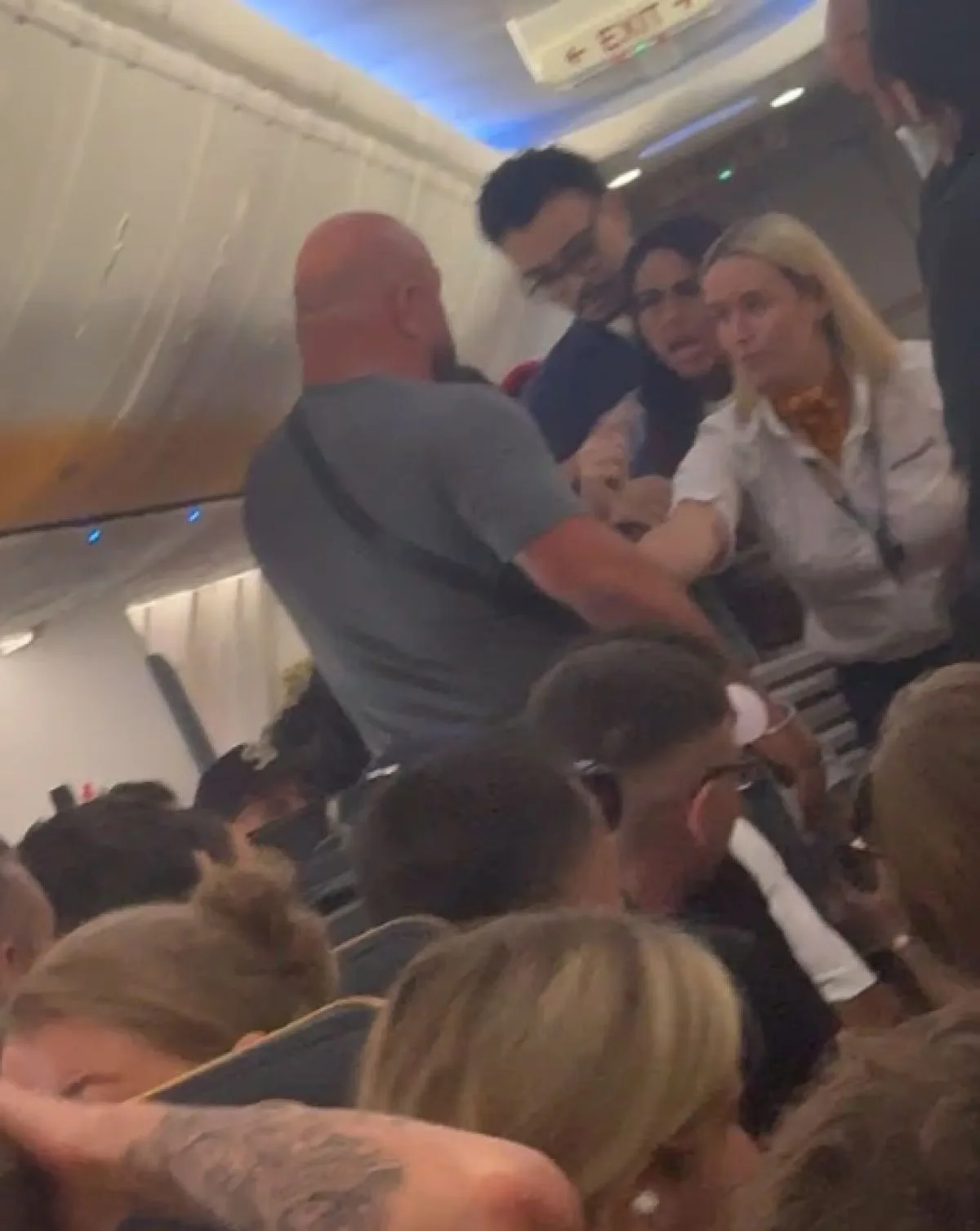 Ryanair: Αγνόησε την ένδειξη της ζώνης και ακολούθησε άγριος καβγάς – Τον περίμενε η αστυνομία