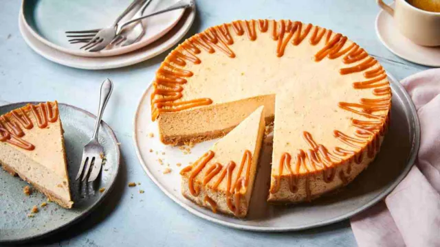 Salted Caramel Cheesecake: Η γλυκιά απόλαυση που ισορροπεί ανάμεσα σε δύο γεύσεις