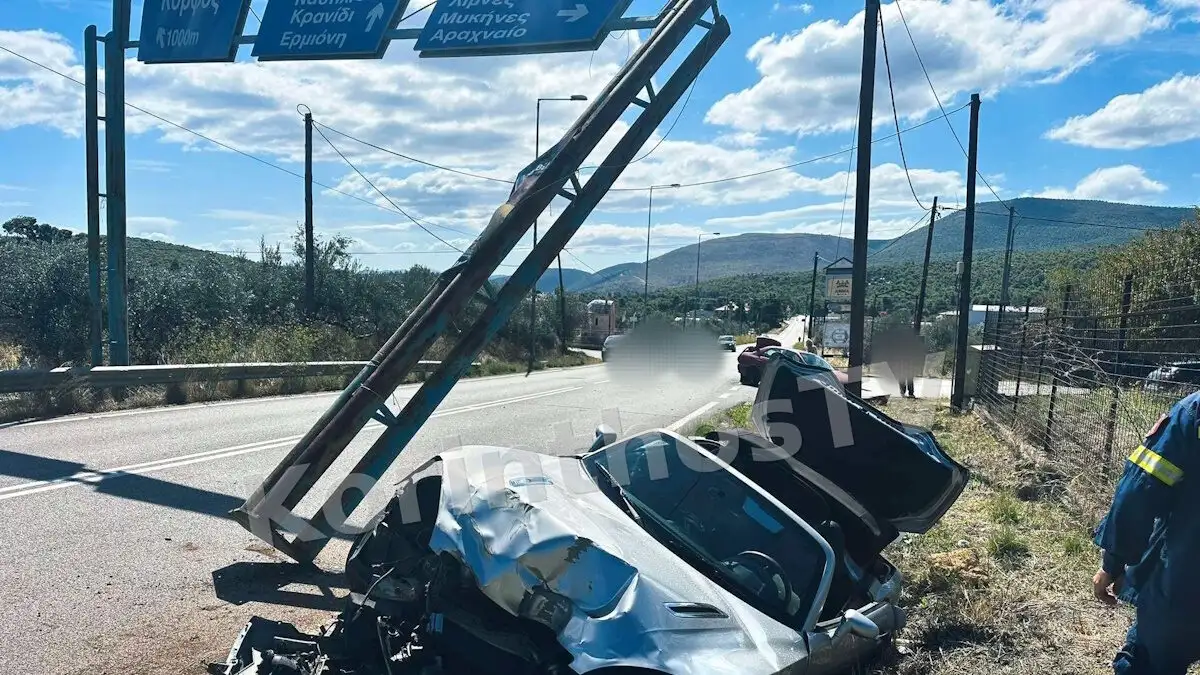 Τροχαίο ατύχημα στην Κορινθία: Όχημα διέλυσε σιδερένιο σκελετό πινακίδας στο Σοφικό – Φωτογραφίες