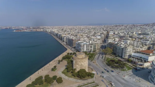 «Κατέβα κάτω μη σου γ@@σω»: Τον έβγαλε από το βαν και τον γρονθοκόπησε στη μέση του δρόμου (Βίντεο)