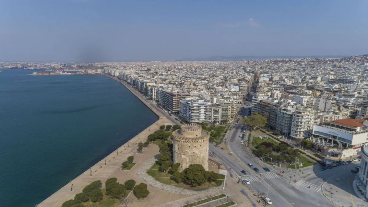 «Κατέβα κάτω μη σου γ@@σω»: Τον έβγαλε από το βαν και τον γρονθοκόπησε στη μέση του δρόμου (Βίντεο)