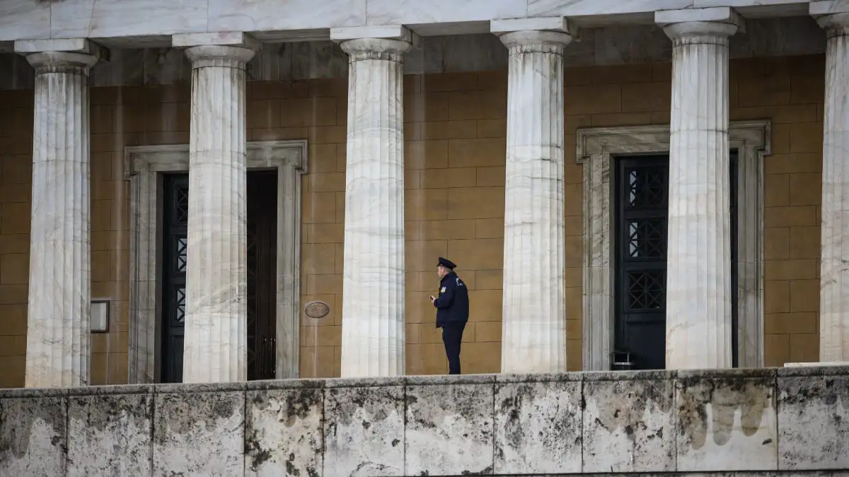 Βουλή: Τηλεφώνημα για βόμβα – Έρευνες από το ΤΕΕΜ και ειδικά εκπαιδευμένα σκυλιά